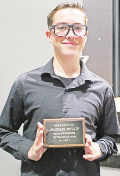 Michael Welch won a 500 and Beyond AR Award with the highest score of 813 points. Junior High graduates to next level
